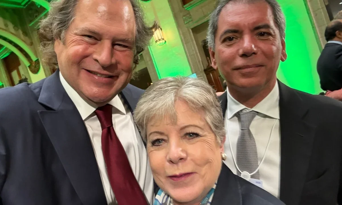 Marc Benioff, CEO de Salesforce, anunció la inversión en México para impulsar la innovación y el desarrollo tecnológico nacional.