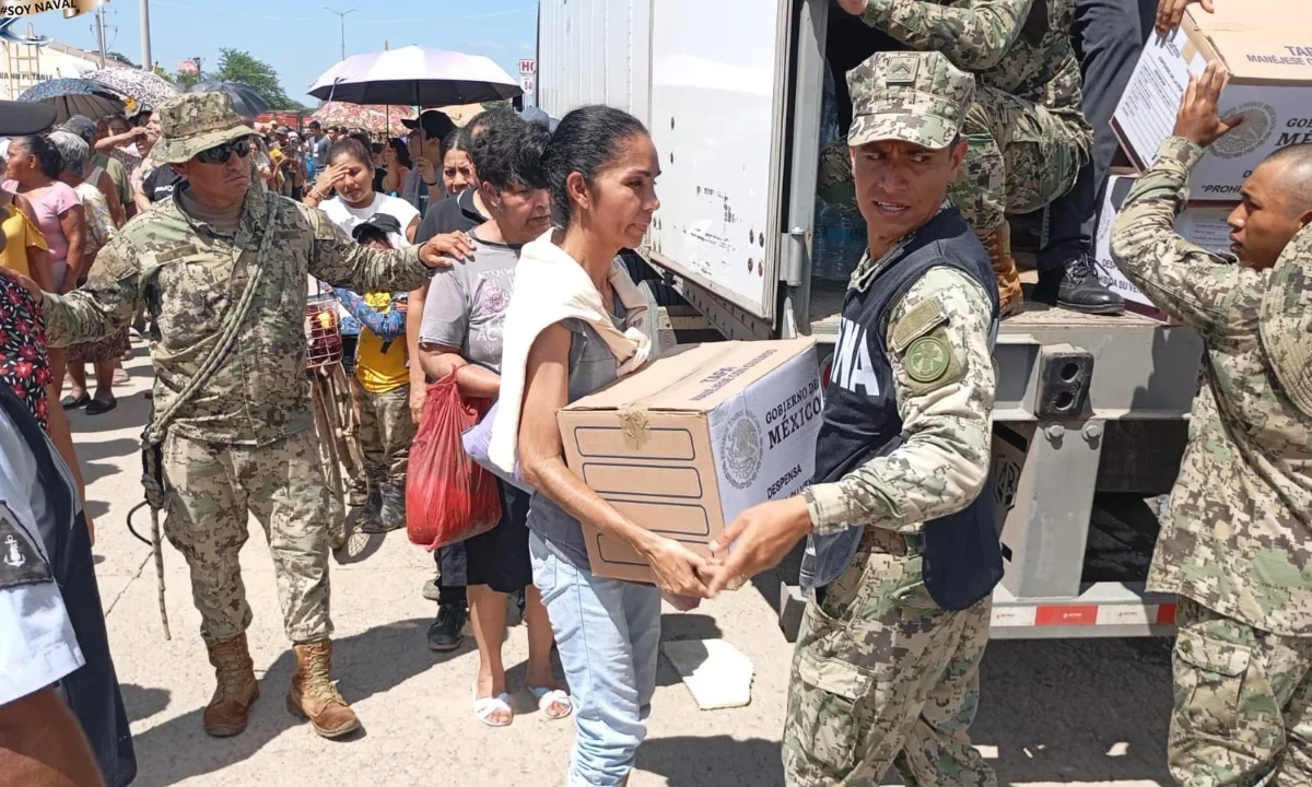 Elementos de la Semar distribuyen despensas, agua y atención médica a damnificados en zonas afectadas por Raymond y Priscila, a través del Plan Marina,