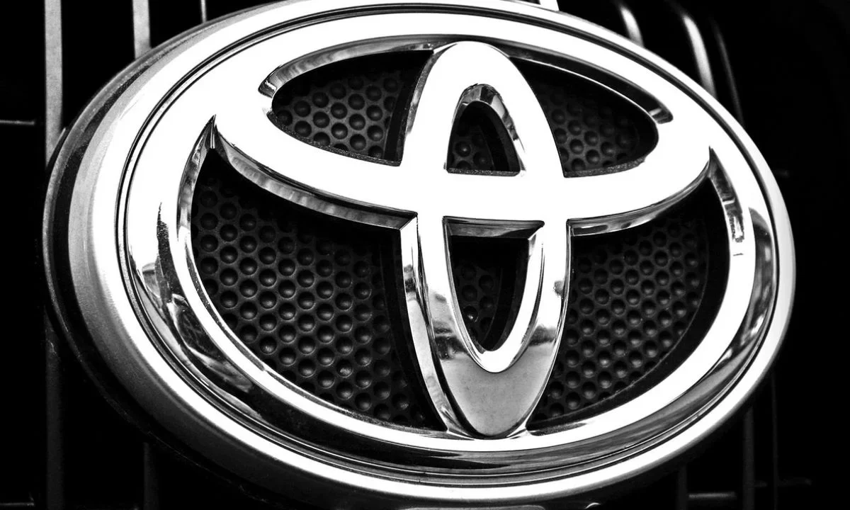 La automotriz Toyota, mientras registra ventas y producción récord a nivel global, enfrenta vientos en contra en Japón.