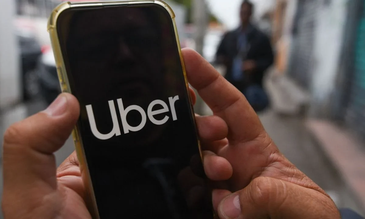 La plataforma de taxis de aplicación Uber informó que obtuvo una suspensión definitiva para operar su servicio en los aeropuertos en México.