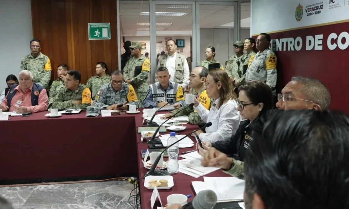 La gobernadora Rocío Nahle y Laura Velázquez supervisan la entrega de ayuda humanitaria en Tihuatlán, Veracruz, tras Raymond.