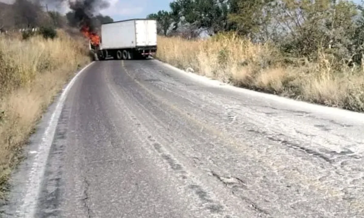 Reportan narcobloqueos en 12 municipios de Michoacán