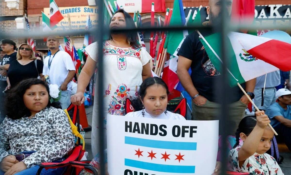 Vecindarios en Chicago desafían redadas de ICE