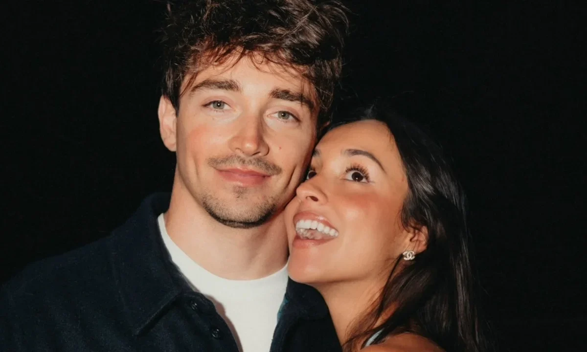 Charles Leclerc y Alexandra Saint Mleux celebran su compromiso, consolidando su vínculo y captando la atención de aficionados del automovilismo.