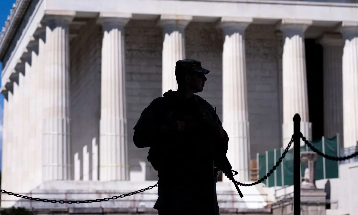 El tiroteo que dejó una soldado muerta y un guardia en estado crítico en Washington, reconfiguró la narrativa de migración de Donald Trump.