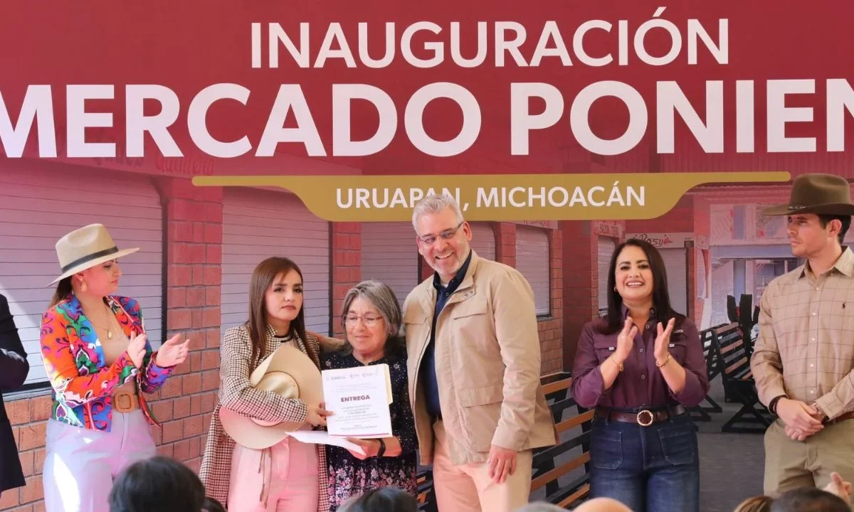 Grecia Quiroz encabezó su primer acto público como alcaldesa de Uruapan, junto al gobernador Alfredo Ramírez Bedolla inauguró Mercado Poniente.