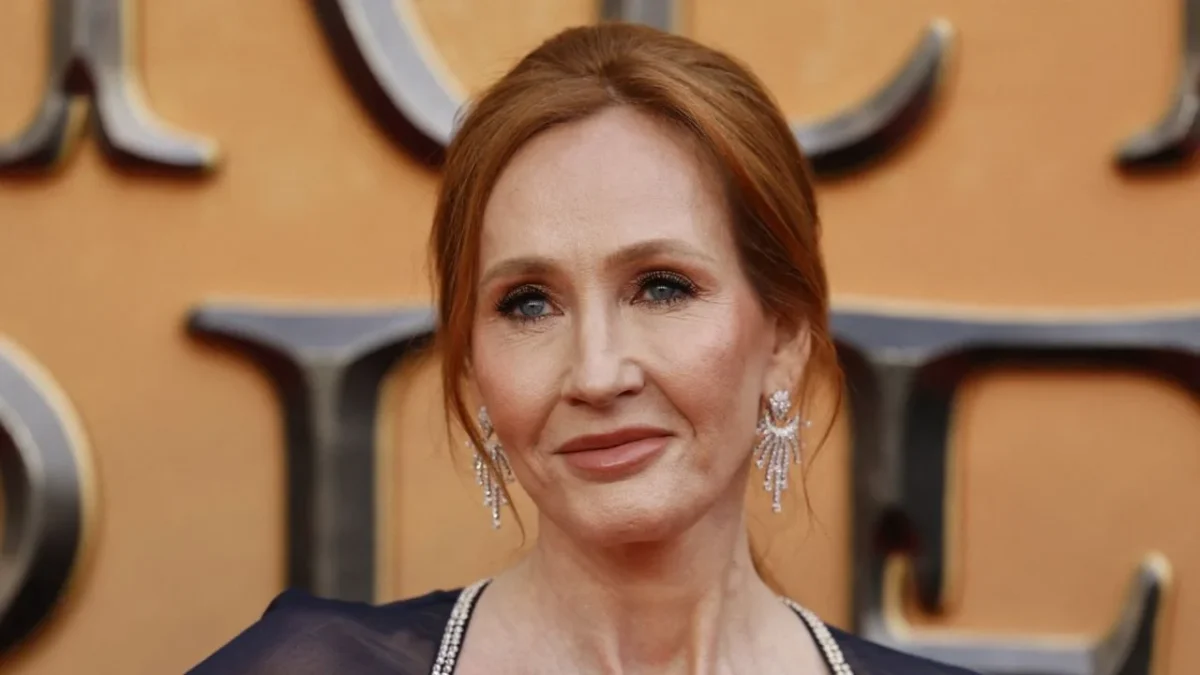 La escritora J.K. Rowling realizó su primera visita al foro donde se filma la nueva adaptación televisiva de Harry Potter.