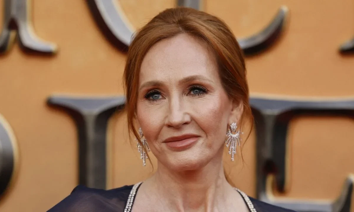 La escritora J.K. Rowling realizó su primera visita al foro donde se filma la nueva adaptación televisiva de Harry Potter.