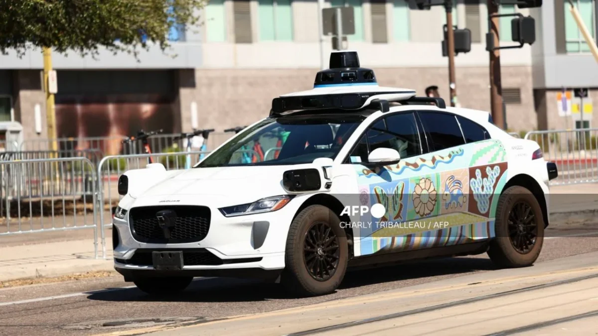 Los robotaxis de Waymo podrán circular en autopistas en las áreas metropolitanas de San Francisco, Phoenix y Los Ángeles.