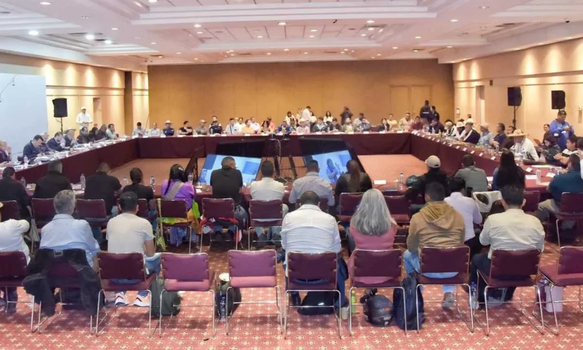 Se reúnen autoridades federales y estatales con representantes indígenas de Michoacán.