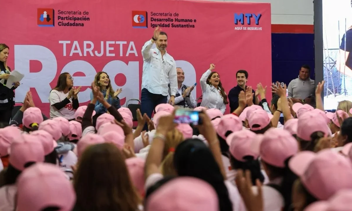Este martes se llevó a cabo una nueva entrega masiva de la Tarjeta Regia Plus a mujeres regiomontanas en el Parque Aztlán, de Monterrey.