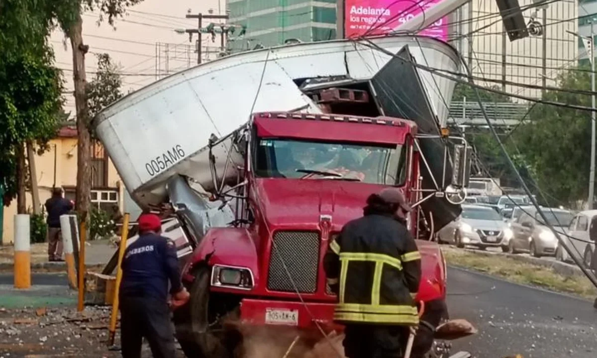 Bomberos y personal de la CFE trabajaron en la zona del accidente para retirar el cableado y limpiar el combustible derramado.