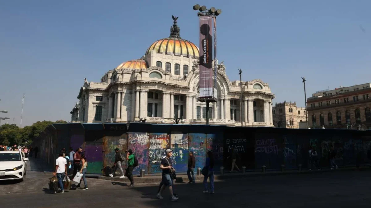 Protección. Ante el anuncio de otra marcha para el jueves, la administración local mantiene las vallas en el Palacio de Bellas Artes.