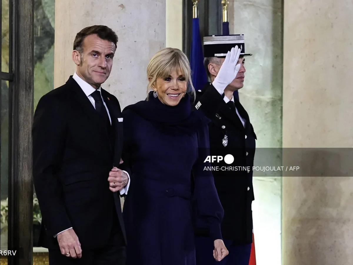 Feministas denuncian a Brigitte Macron por llamar 'zorras estúpidas' a activistas