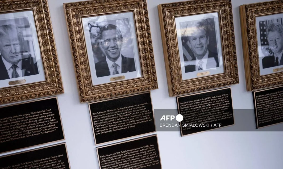 Trump instala placas en la Casa Blanca con ofensas contra Biden y Obama