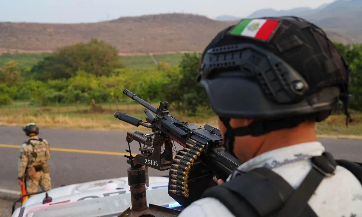 Un comando armado atacó a militares en Buenavista, Michoacán, lo que provocó un enfrentamiento y se sumó un helicóptero artillado.