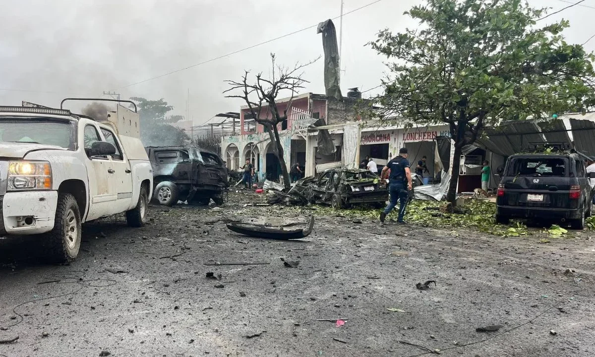 Terrorismo alcanza a comunitarios de Coahuayana; hay cinco muertos, siete heridos, casas y vehículos dañados tras coche bomba.