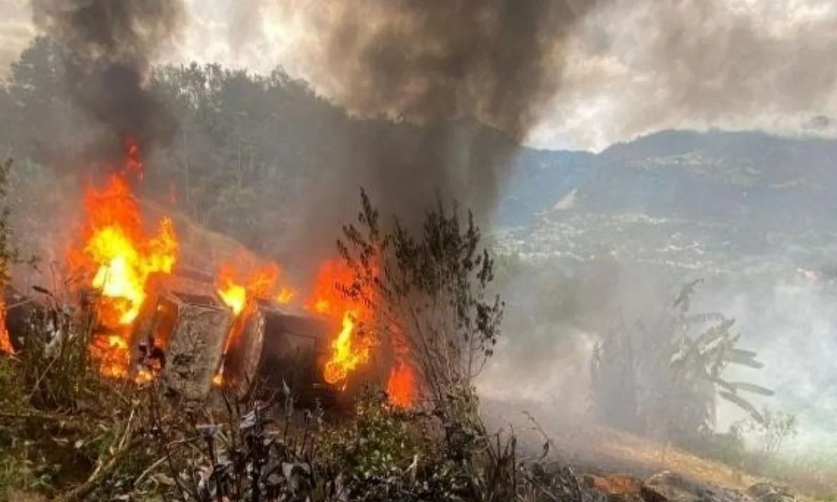 El saldo del accidente de la pipa con chapopote es de un muerto y un masculino con lesiones graves en código rojo informó Protección Civil.
