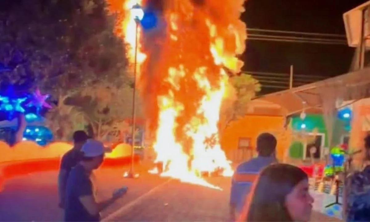 En Morelos vecinos incendiaron el árbol de Navidad del municipio de Jonacatepec, luego de que oficiales arrollaron a un menor.