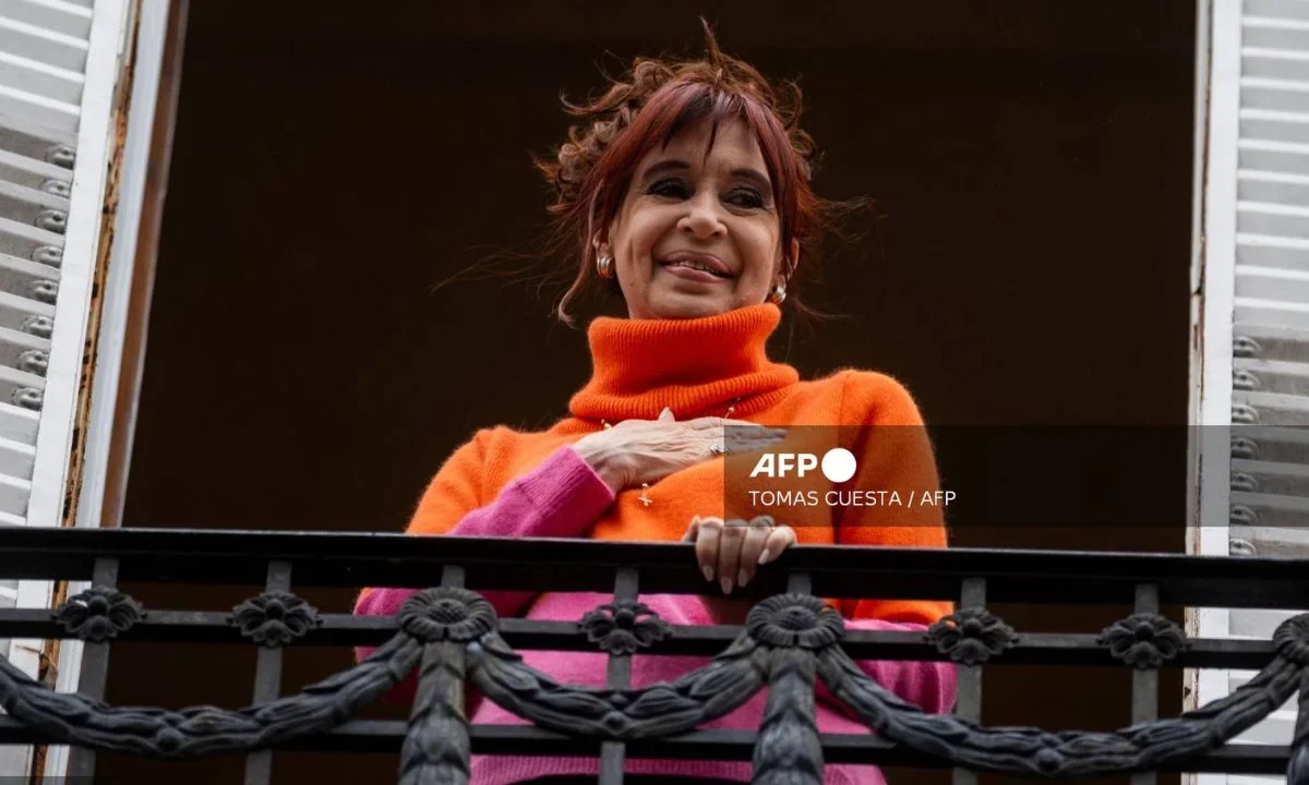 Debido a que cumple una condena de prisión domiciliaria, Cristina Kirchner necesitó una autorización judicial para trasladarla al sanatorio.