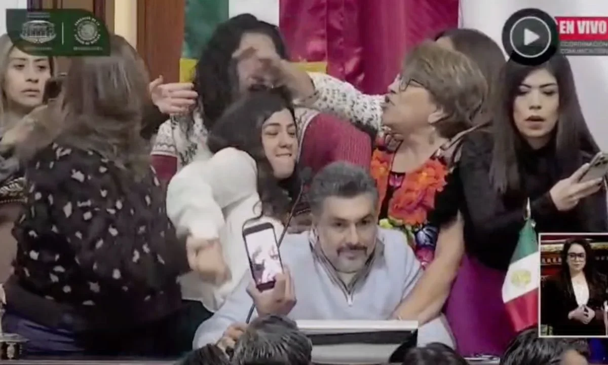 Diputadas de Morena y el PAN llegaron a las agresiones físicas en el Congreso CDMX, la sesión continuará en sede alterna.