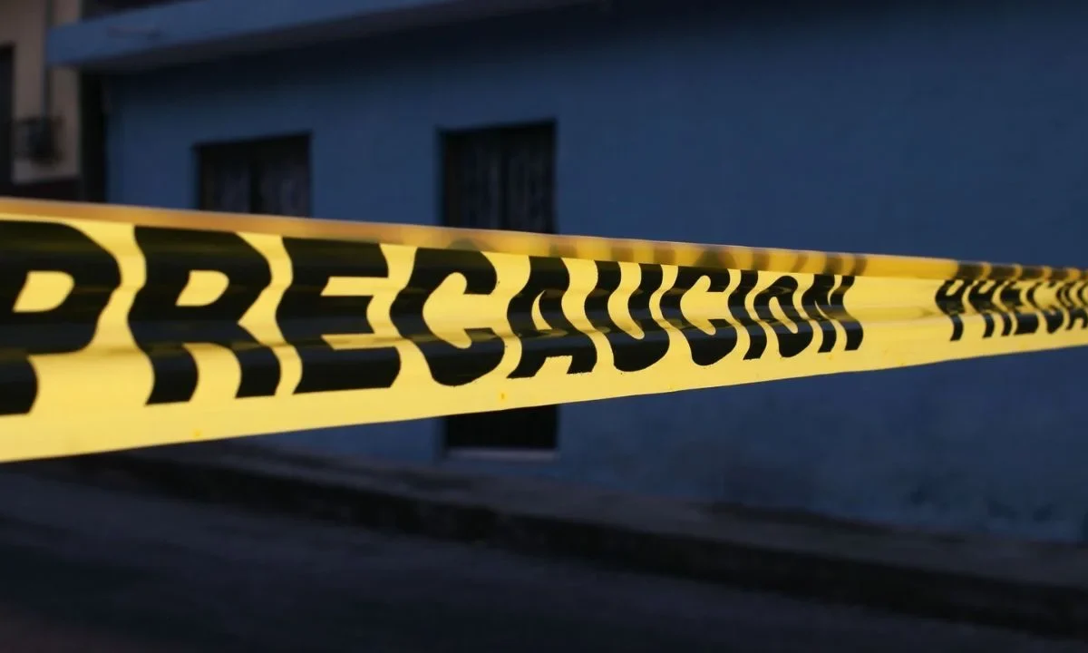 Sujetos armados atacaron a balazos a 2 hombres durante una posada en Salamanca, autoridades de Guanajuato investigan el caso.
