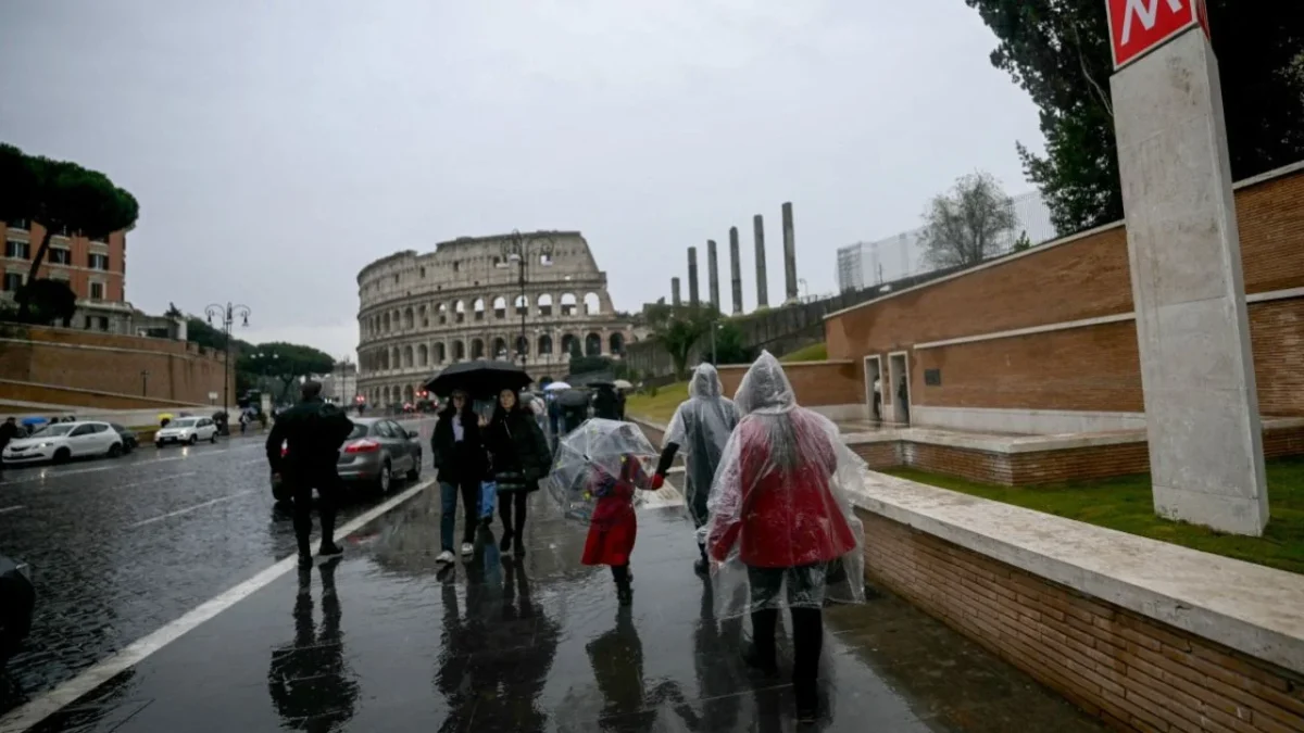 La nueva estación de metro 'Colosseo', concebida como un museo para exhibir los hallazgos arqueológicos descubiertos durante su construcción, cuando abra al público, con el Coliseo al fondo,