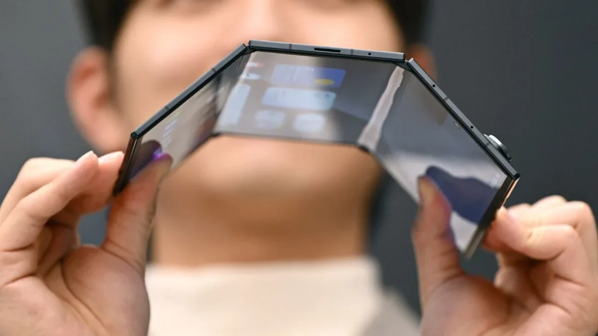 Samsung lanzó este martes su primer teléfono plegable de triple pantalla, un producto de edición especial con un costo elevado.