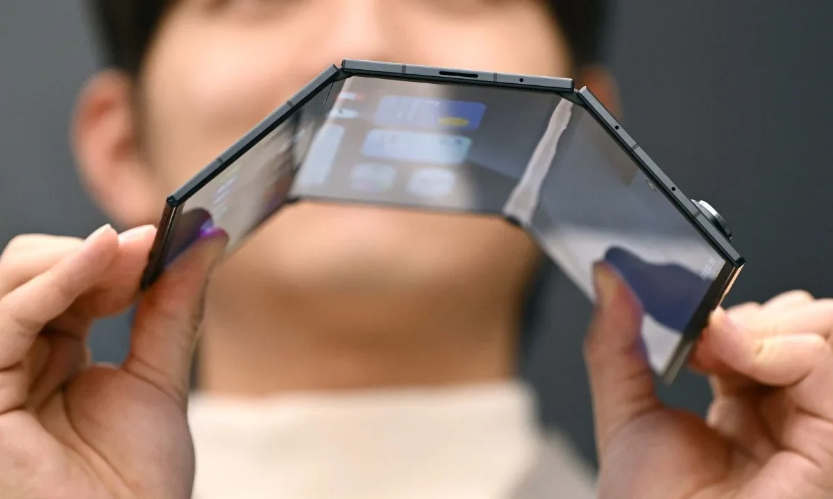 Samsung lanzó este martes su primer teléfono plegable de triple pantalla, un producto de edición especial con un costo elevado.