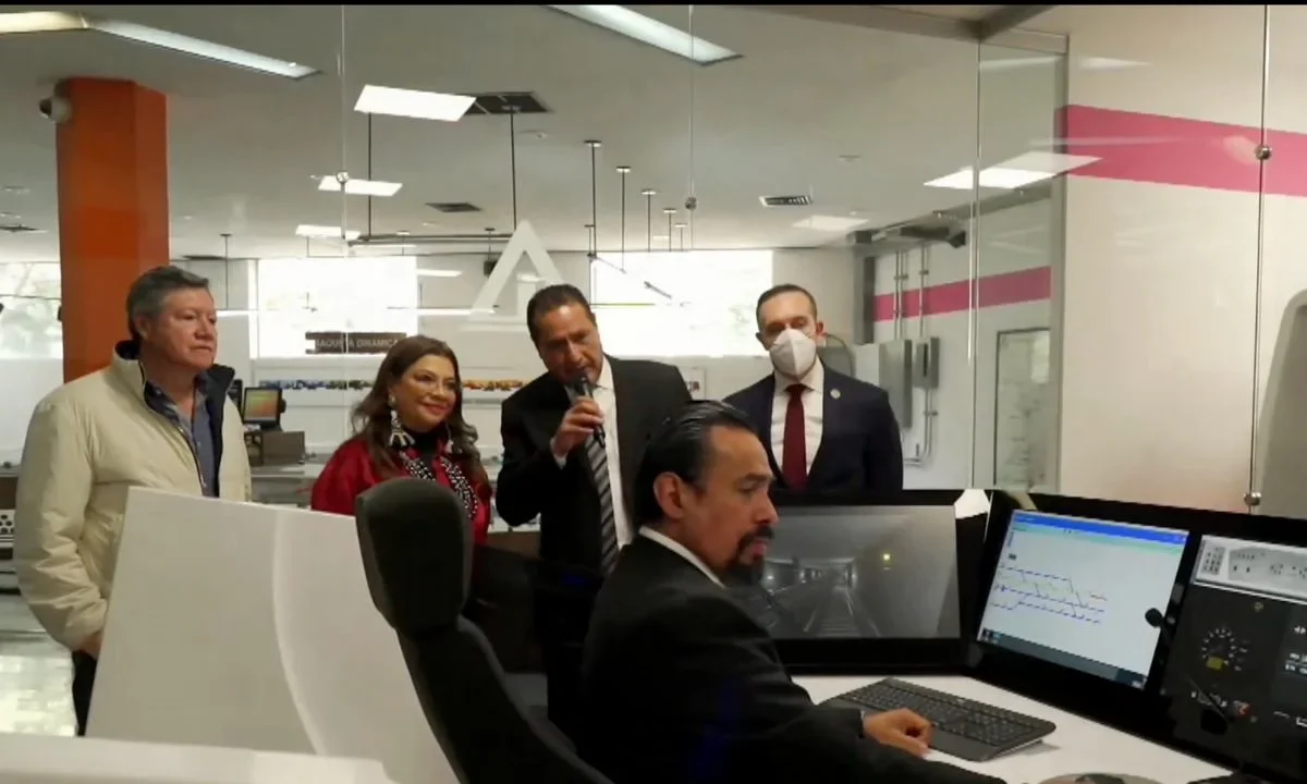 La Jefa de Gobierno Clara Brugada presentó 4 nuevos simuladores de conducción para la capacitación de operadores de la Línea 1 del Metro.