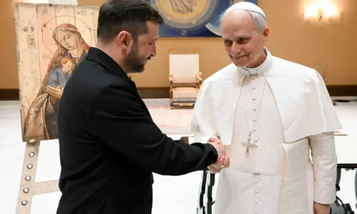 El presidente de Ucrania, Volodimir Zelenski, se reunió este martes con el papa León XIV en Italia, busca poner fin a la guerra con Rusia.