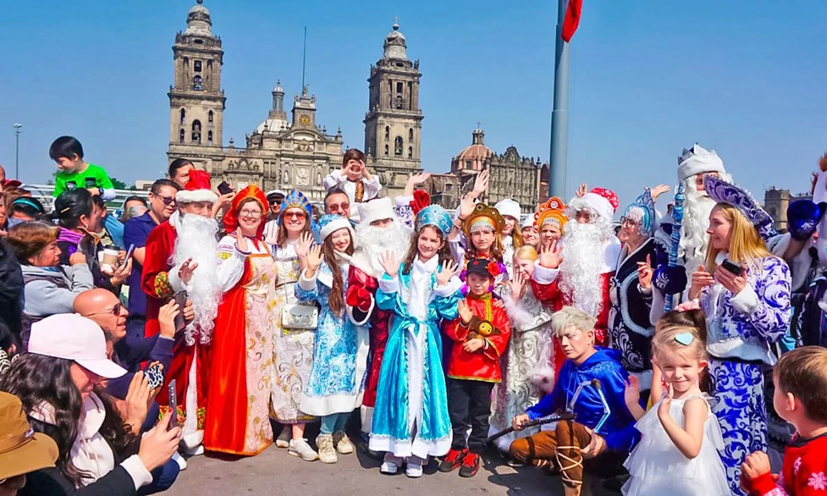 Mágico. Personajes de cuentos clásicos tomaron vida y llenaron de ilusión las calles del Zócalo capitalino acompañados por música folclórica en una nueva edición del Gran Desfile Navideño Ruso 2025.