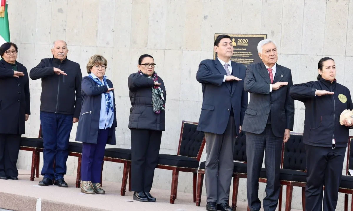 Realiza Segob incineración de Bandera Nacional