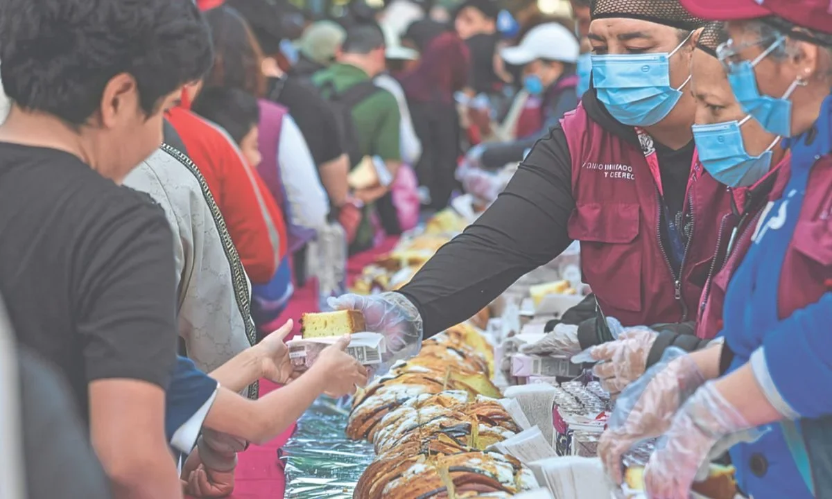 Rosca monumental reúne a 28 mil chilangos en Reforma