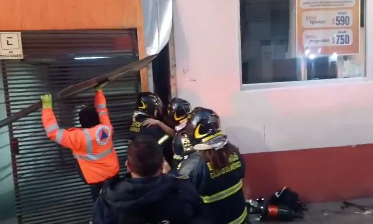 Protección Civil de la alcaldía Cuauhtémoc rescató a una persona en situación vulnerable, atrapada en la colonia Buenavista.