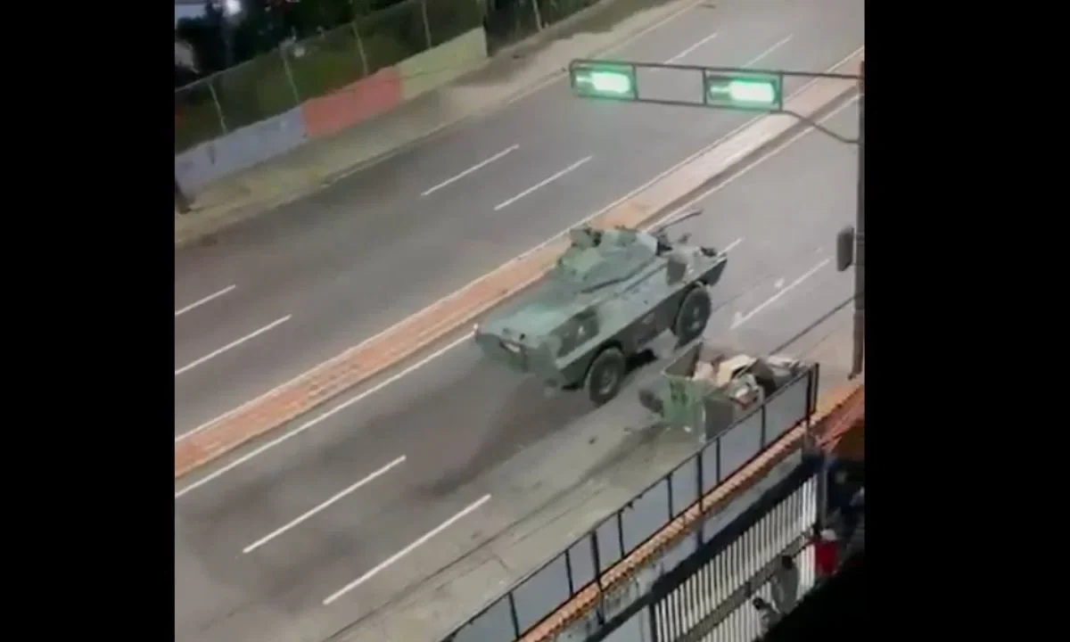 Los ataques aéreos registrados la madrugada de este sábado en Caracas habrían tenido como uno de sus objetivos la residencia del ministro de Defensa de Venezuela, Vladimir Padrino López.