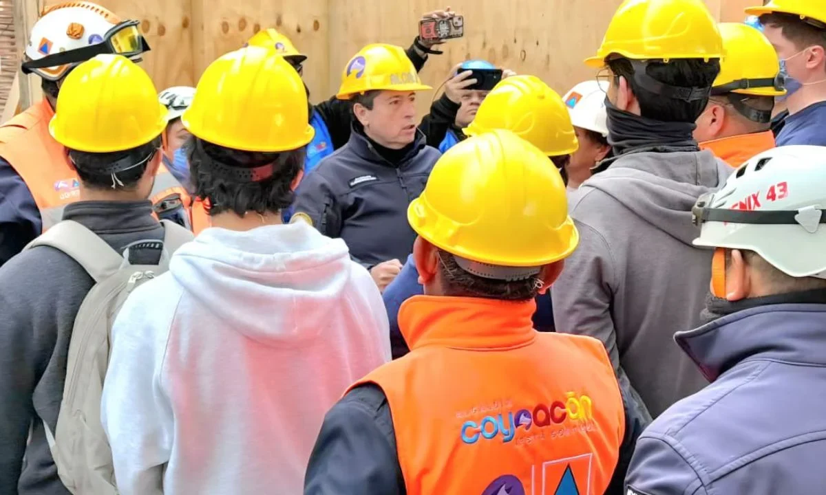 Familias afectadas por la explosión en Paseos de Taxqueña recuperan pertenencias con apoyo de autoridades capitalinas.
