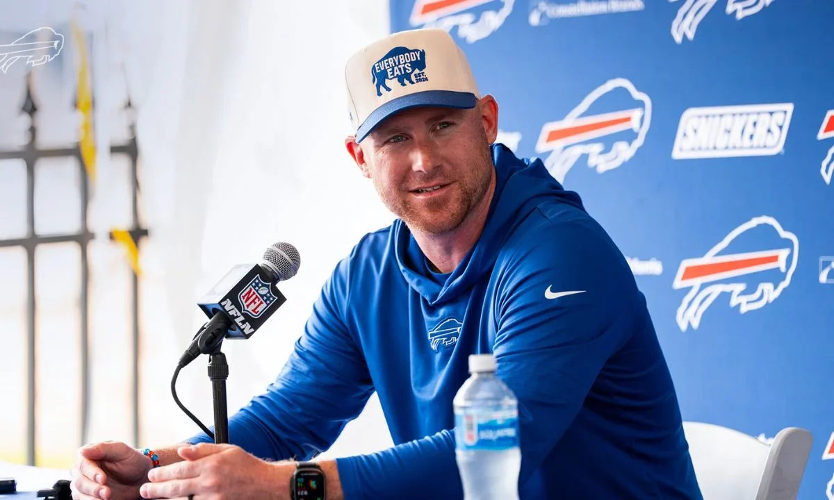 Tras un intenso estudio de candidatos, los Buffalo Bills eligieron a Joe Brady, su coordinador ofensivo, como nuevo entrenador principal.