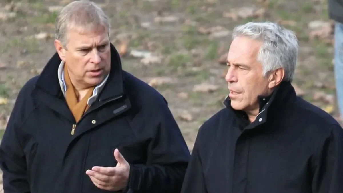 El expríncipe Andrés, hermano del rey Carlos III, invitó a Jeffrey Epstein al Palacio de Buckingham poco después de que se levantara su arresto domiciliario.