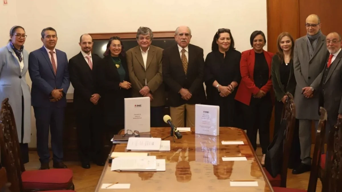 Pablo Gómez, Guadalupe Taddei y consejeros del INE. Las 11 consejerías del Instituto Nacional Electoral (INE) entregaron a la Comisión Presidencial sus propuestas de reforma electoral.