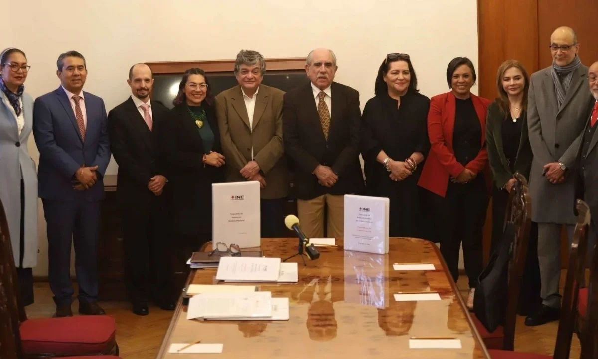 Pablo Gómez, Guadalupe Taddei y consejeros del INE. Las 11 consejerías del Instituto Nacional Electoral (INE) entregaron a la Comisión Presidencial sus propuestas de reforma electoral.