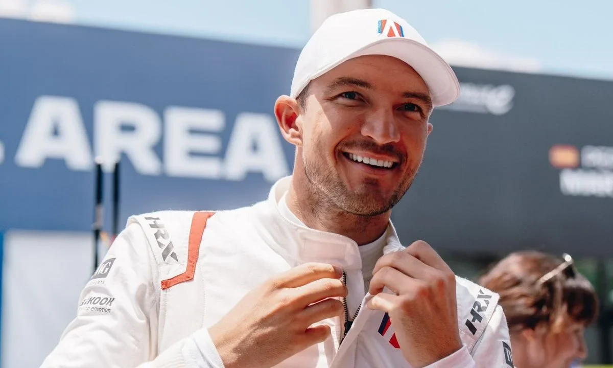 Jake Dennis, piloto de Andretti, finalizó al frente de la clasificación de la competencia eléctrica, luego de registrar un tiempo de 1:06.053.