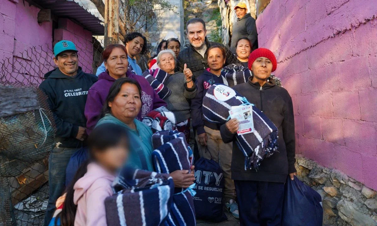 El Gobierno municipal, encabezado por Adrián de la Garza, llevó apoyos a tres colonias de la zona norte ante las bajas temperaturas.