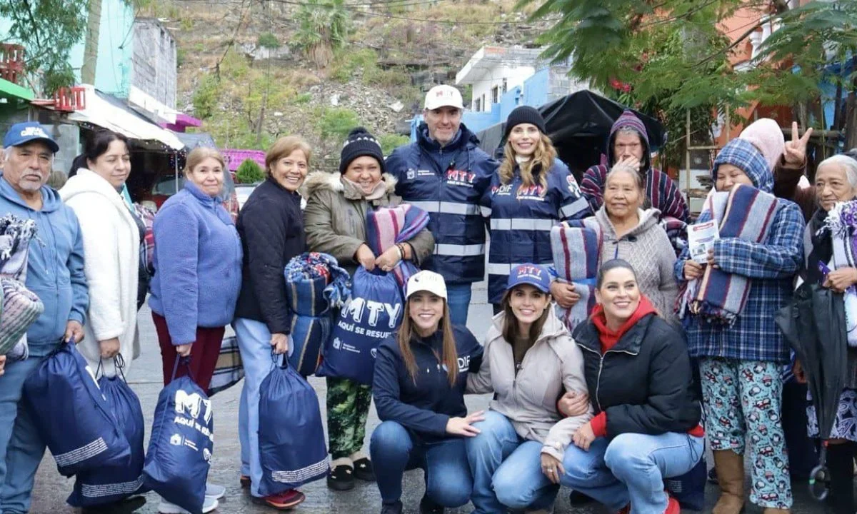 El programa Mty. sin frío benefició a habitantes de 20 colonias de Monterrey, repartieron miles de cobertores y artículos de primera necesidad.