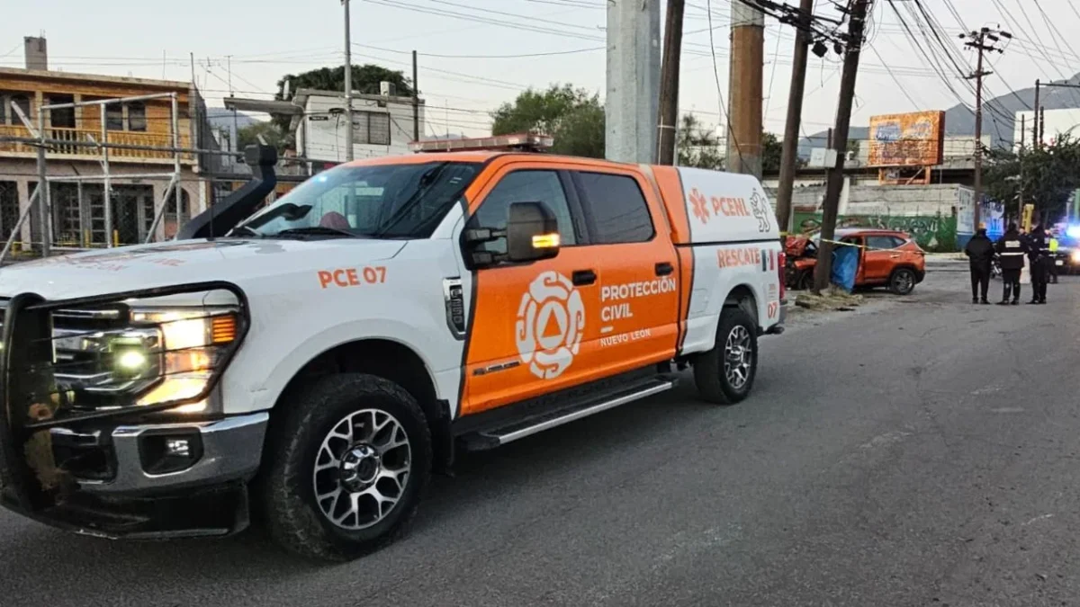 Un joven de entre 20 y 25 años, en calidad de desconocido, muere en el Fraccionamiento Industrial, en Monterrey, tras chocar su auto.
