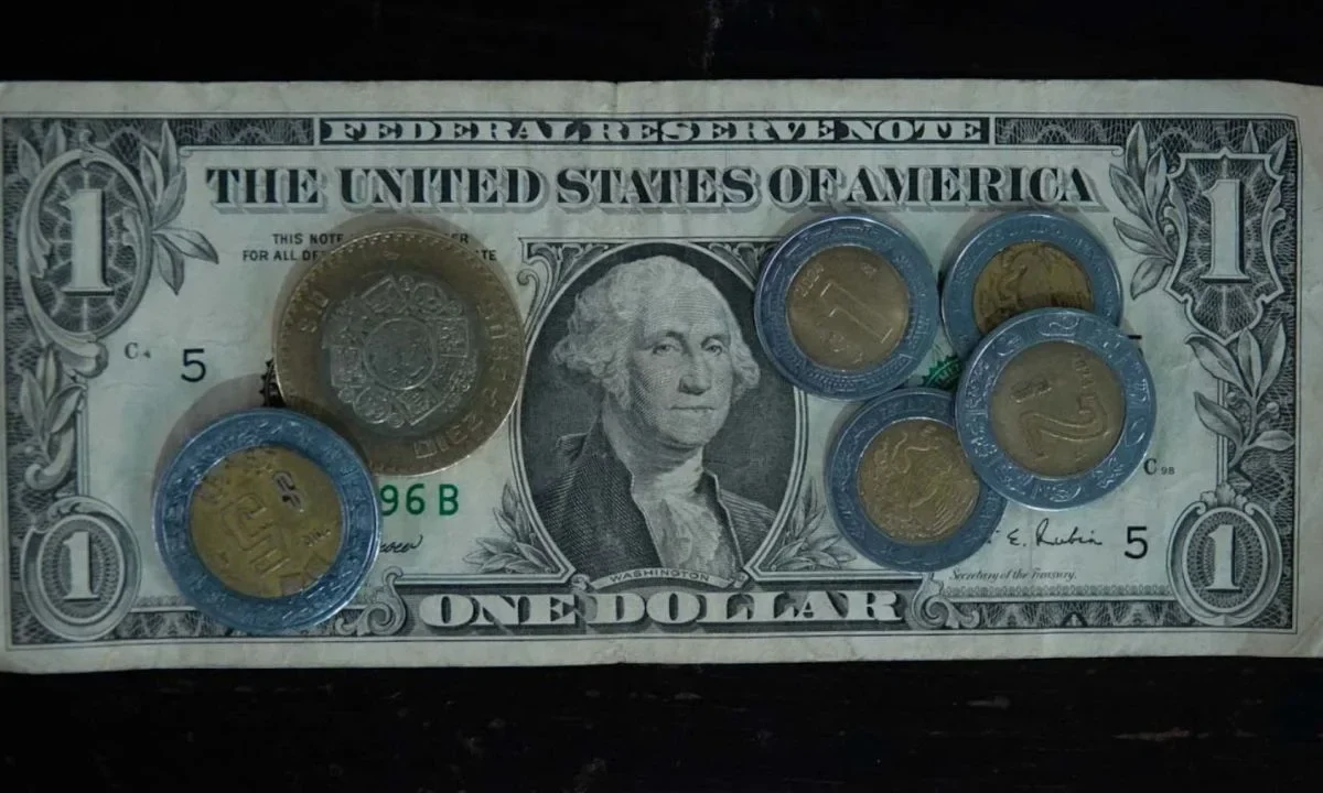 El peso mexicano cerró la sesión con el tipo de cambio alrededor de los 17.90 pesos, impulsado por una debilidad general del dólar.