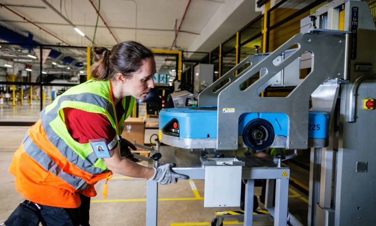 Amazon informó un recorte de 16 mil puestos de trabajo en el mundo como parte de su reestructuración para impulsar inversiones en inteligencia artificial.