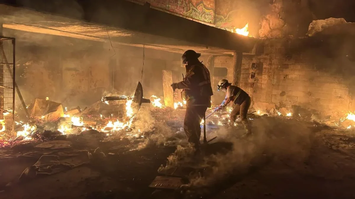 Protección Civil sofoca incendio en Cine Tlatelolco