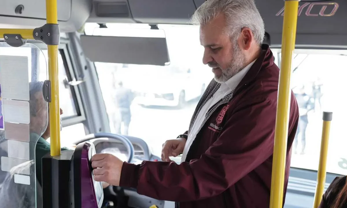 El gobernador de Michoacán, Alfredo Ramírez Bedolla, moderniza el transporte público en Uruapan.