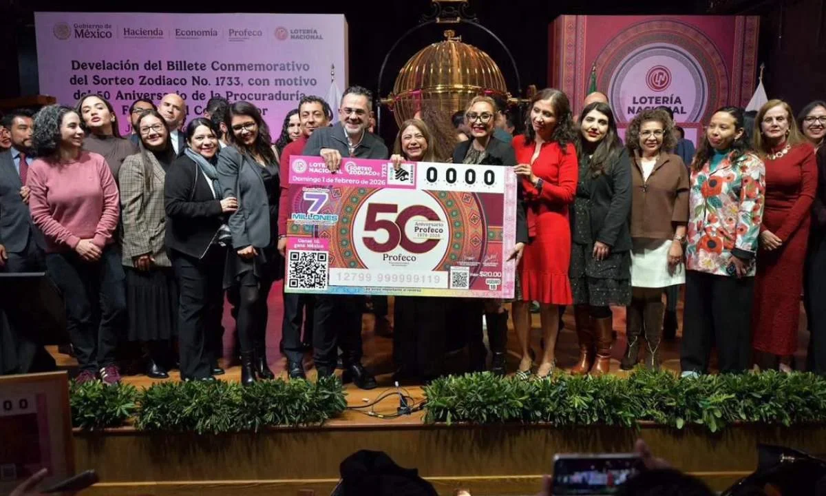 La Lotería Nacional reconoce los 50 años de Profeco con billete conmemorativo.